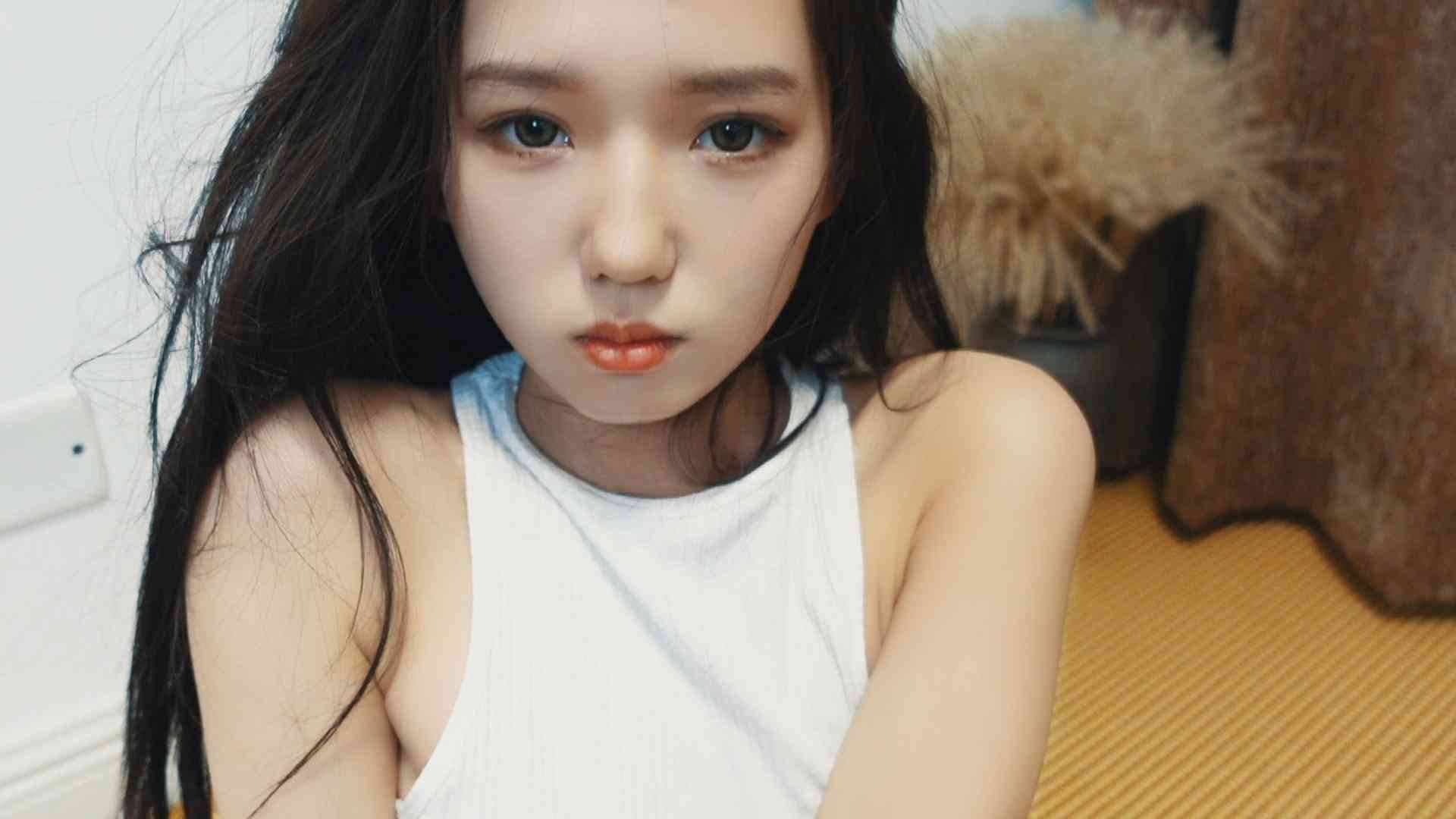 【树屋轻调】沙发熟睡的灵灵被垂涎已久的男同事玩弄丝足_绳艺库视频下载