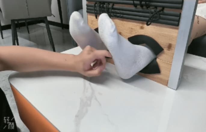 和妹子玩威胁银行卡密码，妹子痒到破防玩不下去_绳艺库视频下载