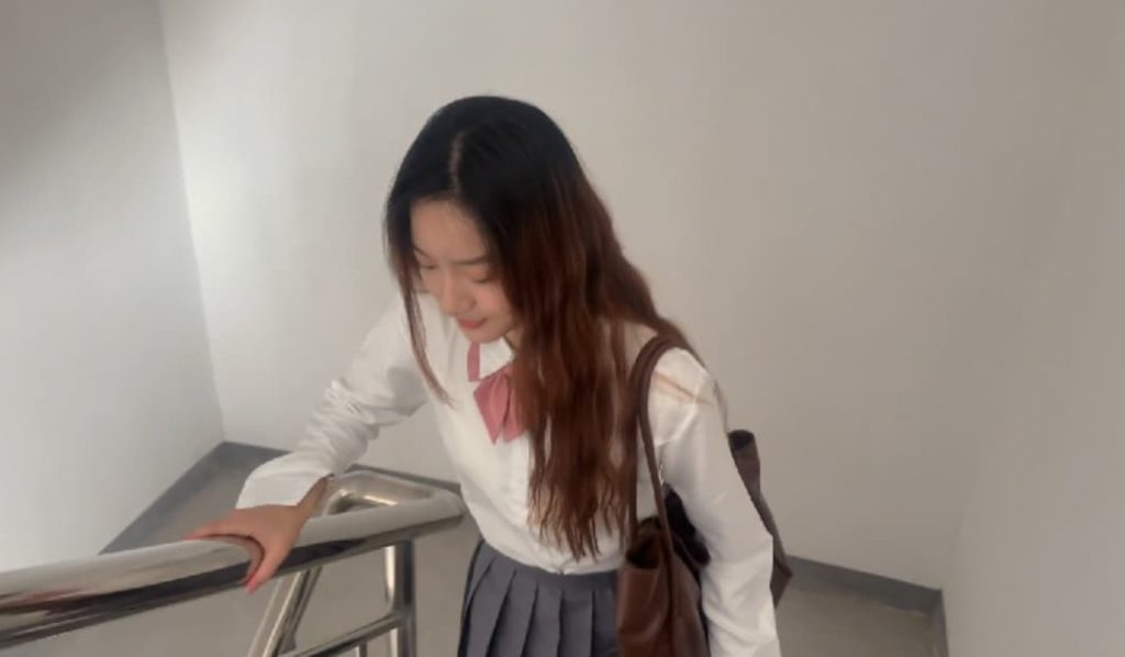 jk女生放学回家尾随被捆绑塞袜子，挠脚心_绳艺库视频下载