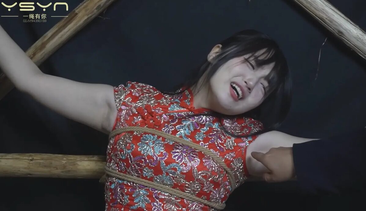 双手脚被吊起打脚心挠痒跪绑拶子拶手指上电刑电晕死过去_绳艺库视频下载