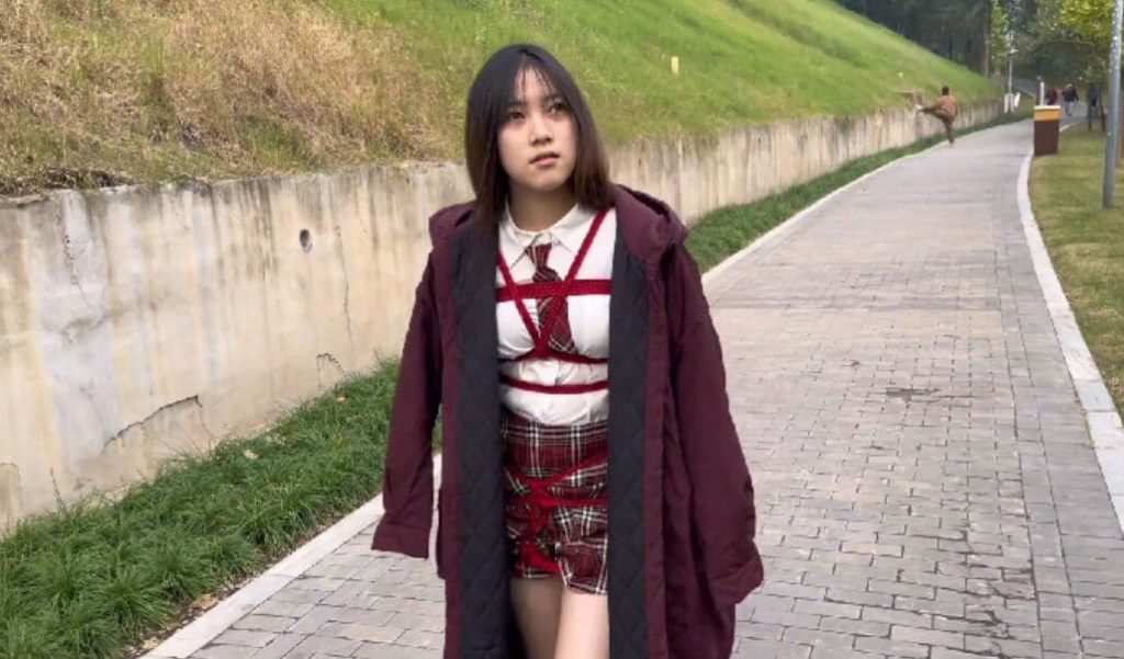 户外 调教 捆绑 路边皮鞭抽打 面对路人相当刺激，脱掉鞋子光着脚TK_绳艺库视频下载