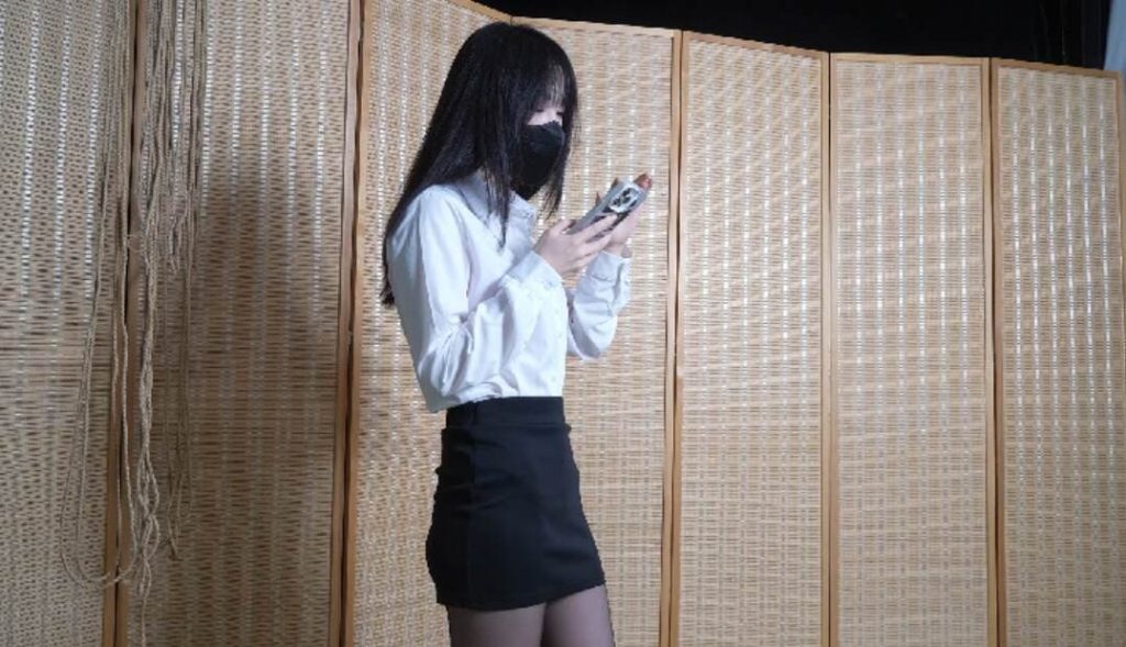 香软嗷嗷驷马+绑头发tk脚底再把嗷嗷绑在长椅上全身tk_绳艺库视频下载