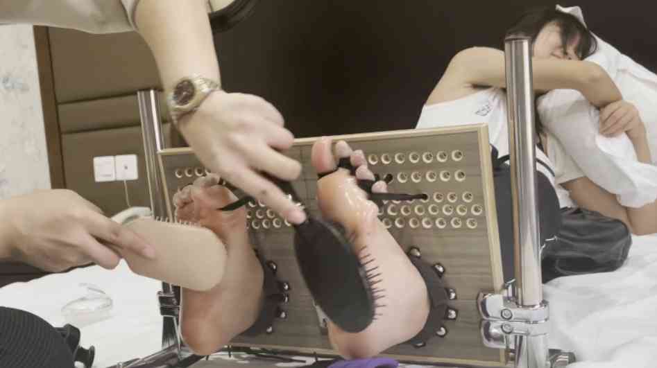 图片[5]_【Cut】可爱小美女被疯狂TK红嫩脚心，表情丰富_绳艺库视频下载