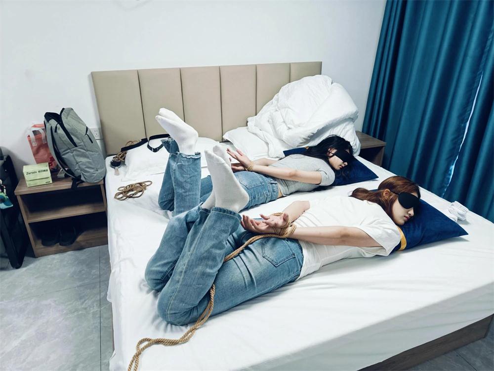 ［等待bb原创］女大体育生姐妹婷婷亚岚TK白袜玉足_绳艺库视频下载