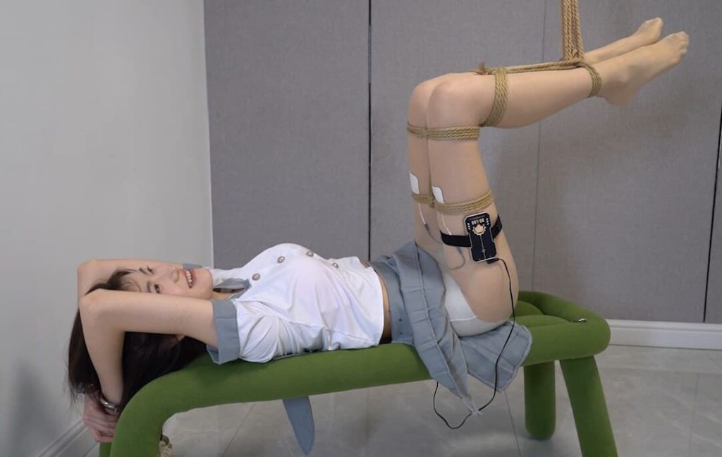 图片[3]_【灰太狼的羊】接入郊狼3.0全程高能！双马尾学妹双腿被吊起来惨遭电击牙刷全身挠_绳艺库视频下载