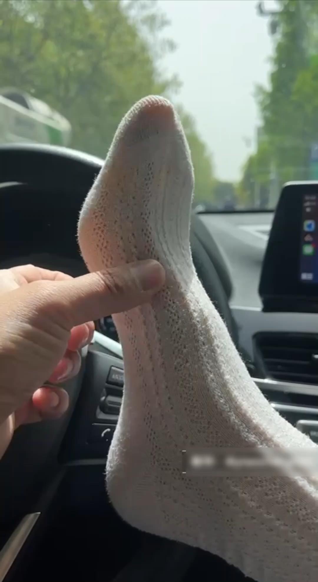 图片[2]_大神车上品玩女生娇嫩美足-套路她脱下鞋子tk她娇嫩的脚丫_绳艺库视频下载