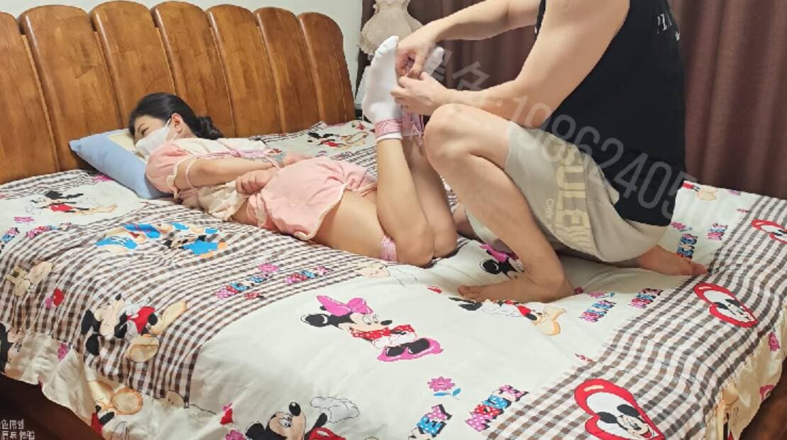 【墨色】思思睡衣白袜驷马尝试挣脱. 失败后脱白袜tk惩罚_绳艺库视频下载