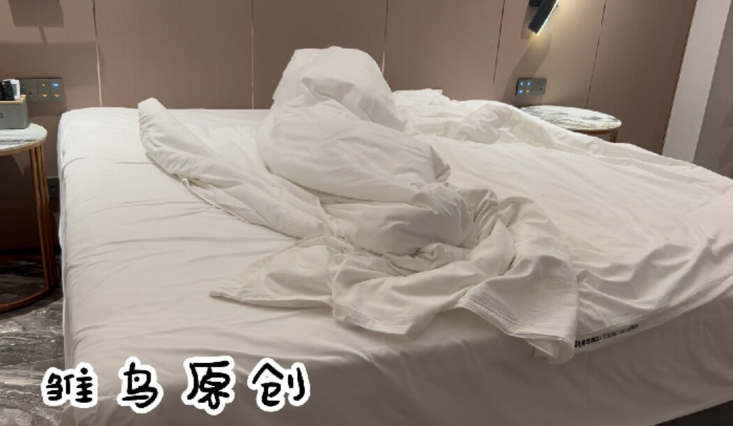 新到的模特 很不错，会互动。丢床上，包起来搞她脚脚_绳艺库视频下载