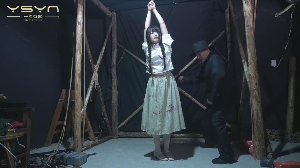 【不屈的青春】文雅倾情打造的民国女生被吊绑站脚鞭打驱马老虎凳晓脚心夹脚趾_绳艺库视频下载