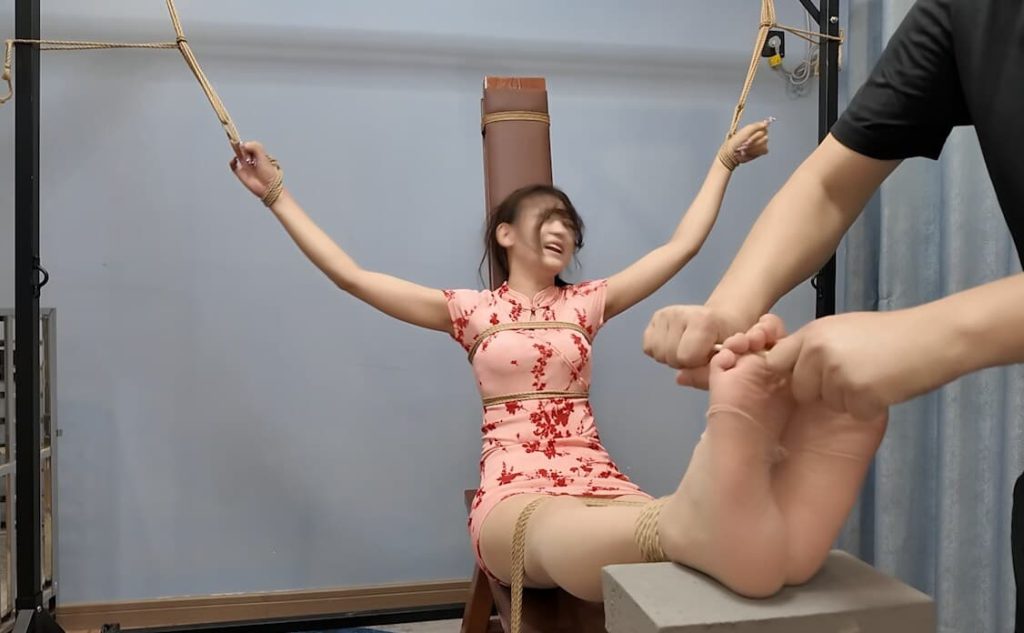 图片[5]_定拍晓琴老虎凳夹脚趾_绳艺库视频下载