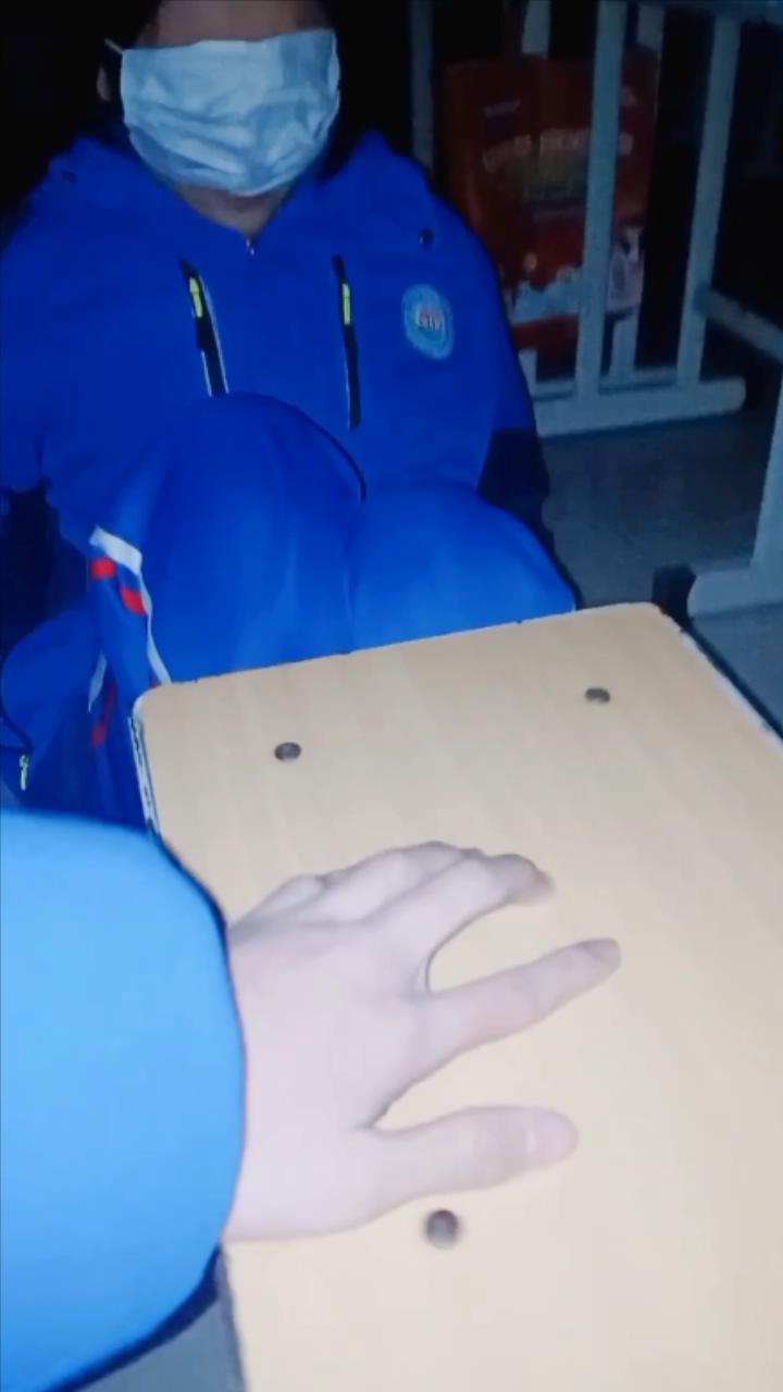 深夜无人教室中，脱下被蒙眼女同桌的鞋袜，抹油挠痒！_绳艺库视频下载