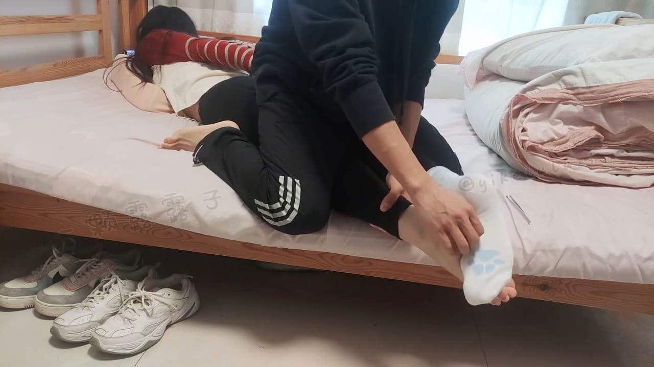 露露的紧缚TK地狱——双镜头道具挠脚心，TK腋下_绳艺库视频下载