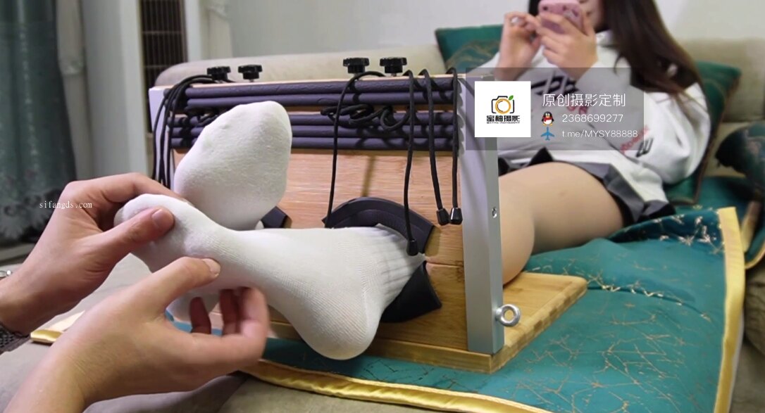 最新原创tk博主，开发素人tk挠痒，未经tk过的女生怕痒又腼腆_绳艺库视频下载