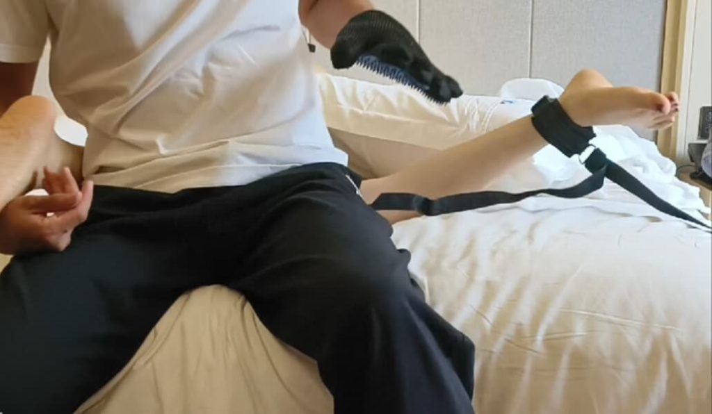 酒店tk怕痒爱笑穿着性感的女孩_绳艺库视频下载