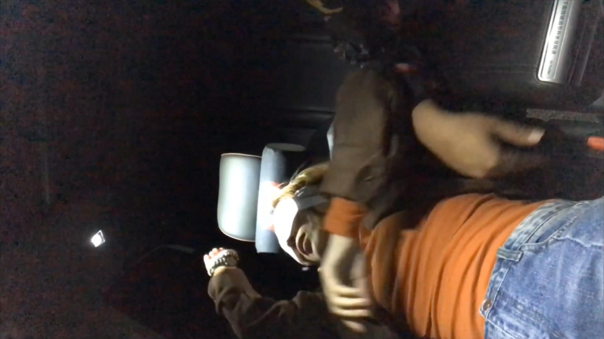 真实-街头搭讪单身美女到车上脱袜tk怕痒脚丫_绳艺库视频下载