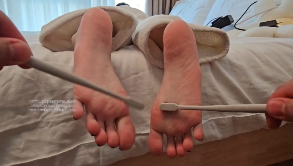 真实tk04年南方妹子嫩脚心，脚心敏感很会躲_绳艺库视频下载