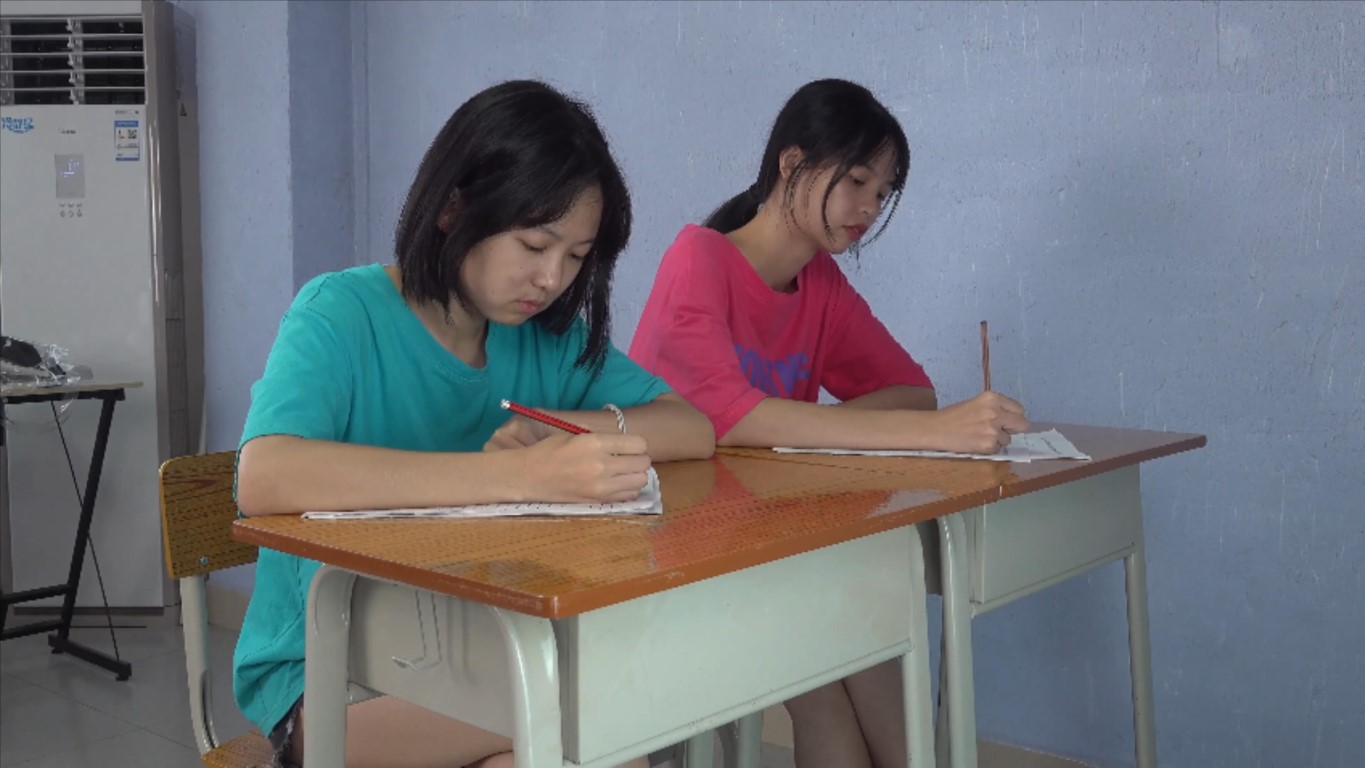 【南国足艺】小花潘婷上课打闹，脱对方鞋袜挠脚心_绳艺库视频下载