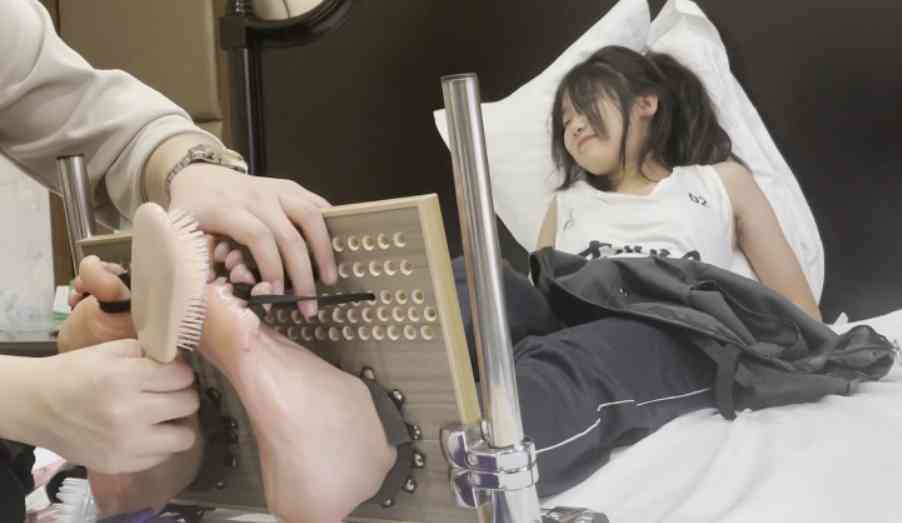 图片[4]_【Cut】可爱小美女被疯狂TK红嫩脚心，表情丰富_绳艺库视频下载