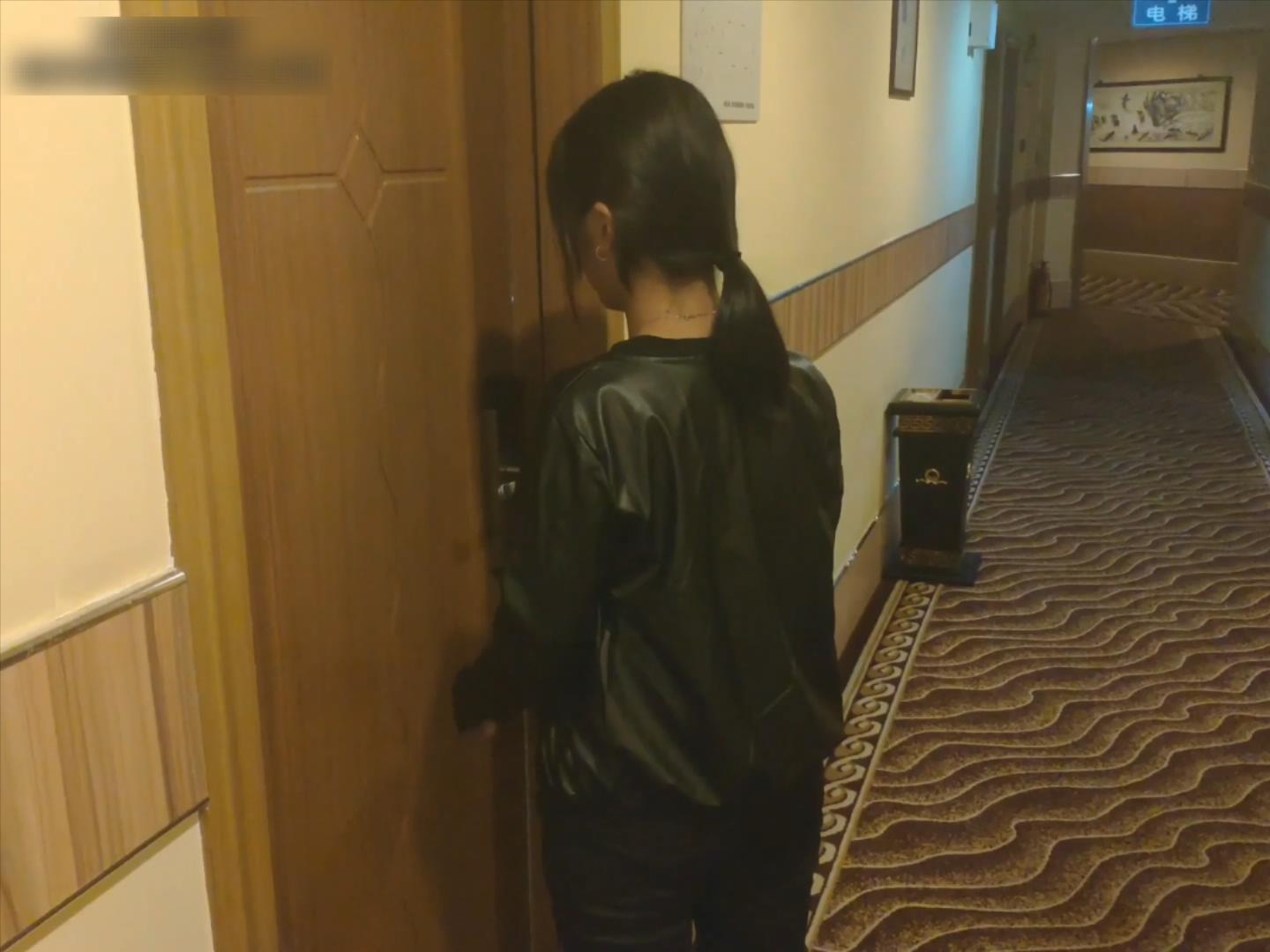 南方软妹的旅馆不眠之夜，脱鞋晾脚后被捆缚在床上挠痒_绳艺库视频下载