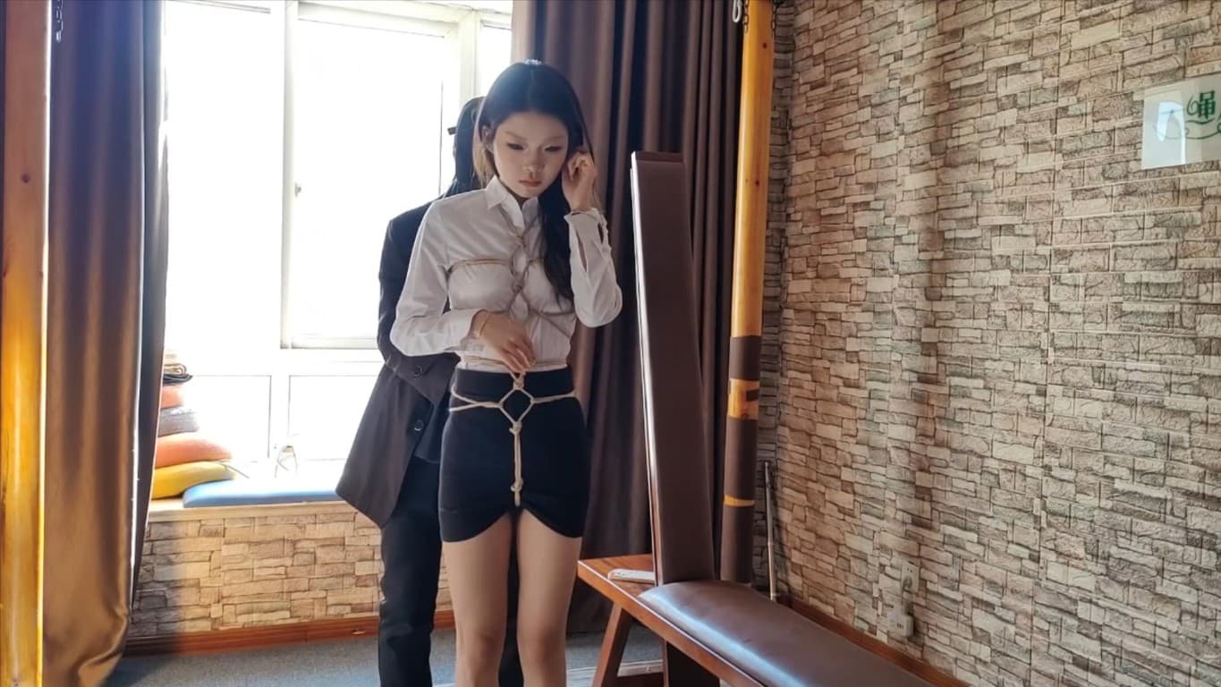 陈雨溪老虎凳挠痒打脚心_绳艺库视频下载