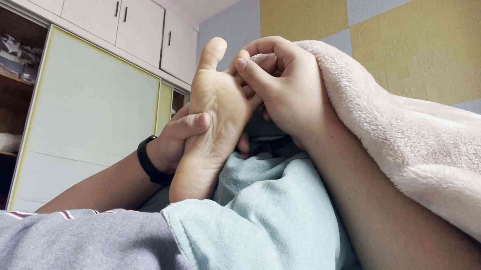 图片[8]_【cc原创】轻挠玩弄被窝里女友35码小嫩脚_绳艺库视频下载