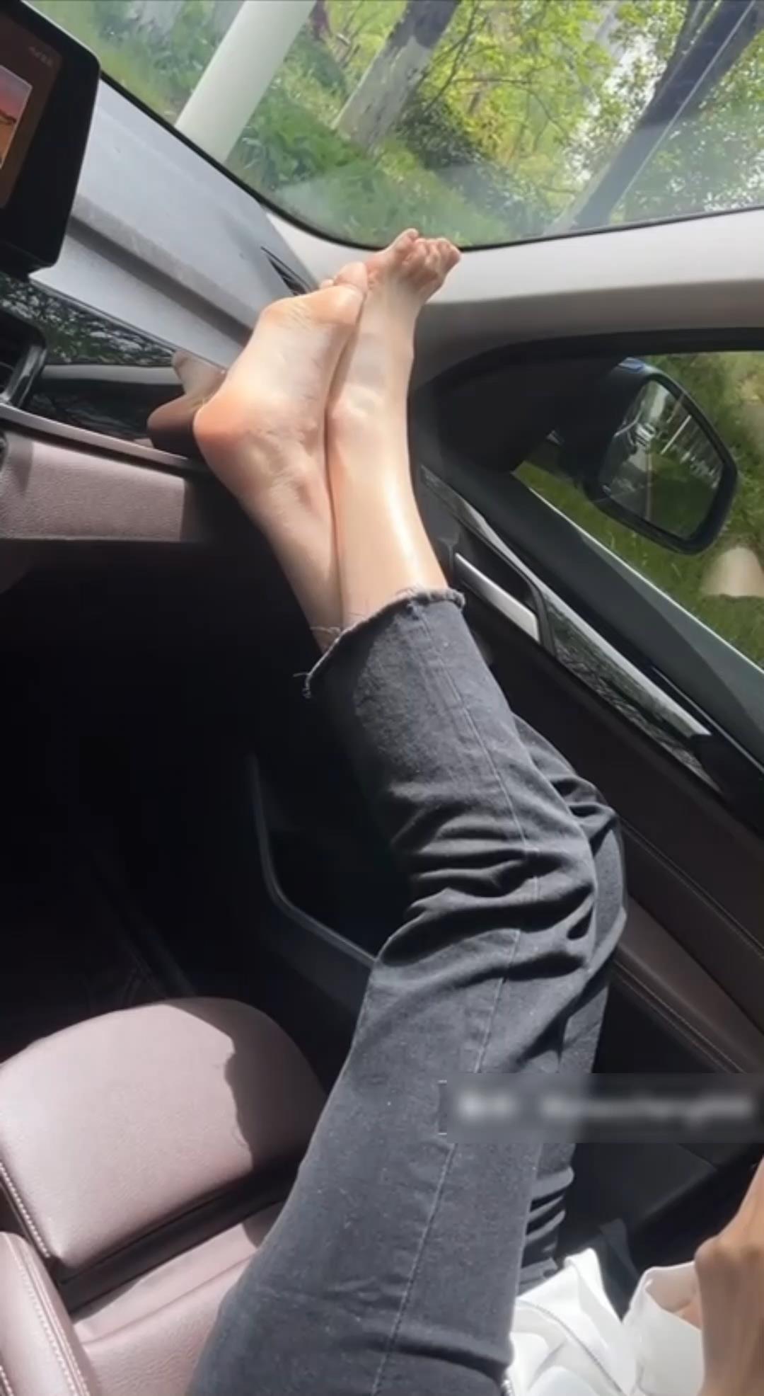 图片[6]_大神车上品玩女生娇嫩美足-套路她脱下鞋子tk她娇嫩的脚丫_绳艺库视频下载