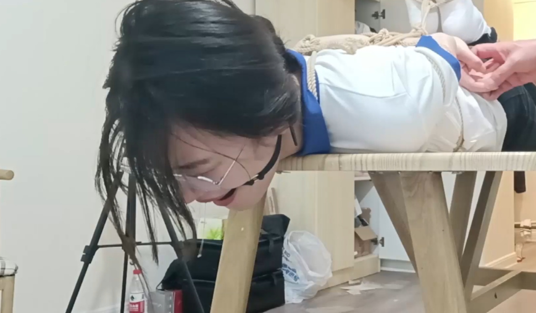 图片[3]_【探花郎】女孩文静的帆布白袜裸足被疯狂TK，口水拉丝_绳艺库视频下载