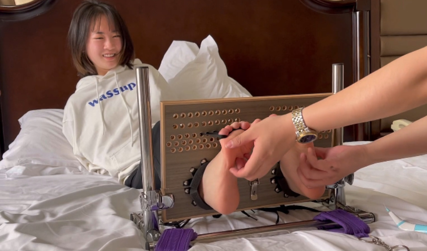 图片[3]_【Cut】高颜值可爱学生妹被挠出表情包_绳艺库视频下载