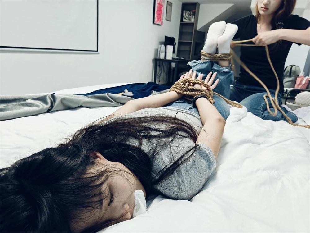 体育生互相捆绑TK，闻训练后的臭袜子，互相闻脚，拖鞋堵嘴_绳艺库视频下载