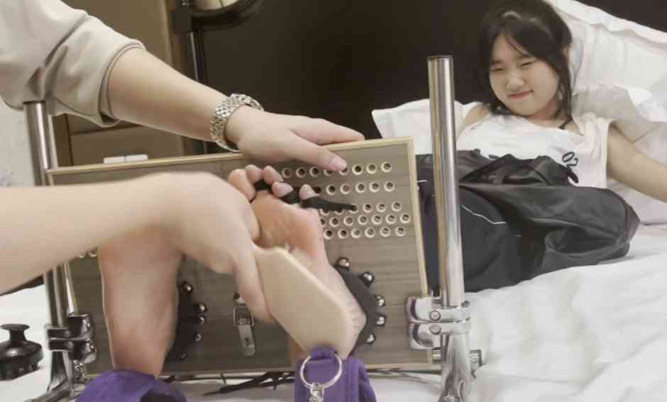 【Cut】可爱小美女被疯狂TK红嫩脚心，表情丰富_绳艺库视频下载