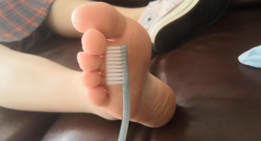 图片[6]_【大神原创】高颜值妹子的帆布美脚挠玩，非常怕痒_绳艺库视频下载