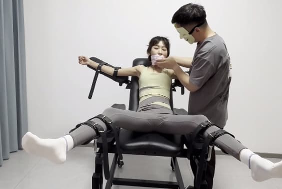 绑在妇产检查床上 被肆 分开所有脚趾长时间挠脚心_绳艺库视频下载