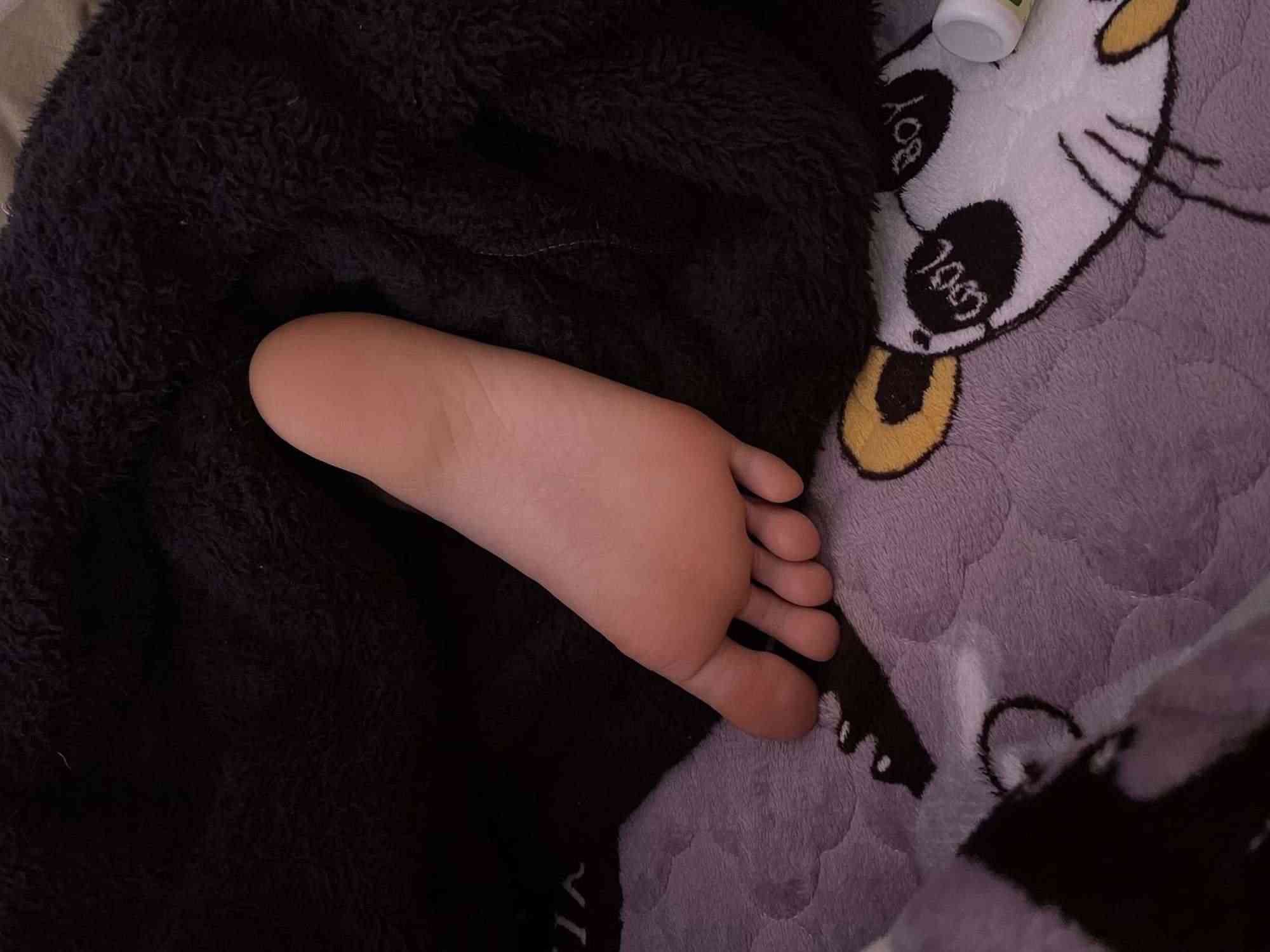 图片[2]_【cc原创】轻挠玩弄被窝里女友35码小嫩脚_绳艺库视频下载