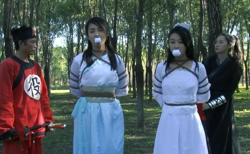 短发萝莉萌萌的眼睛因为tk敏感直接扭曲成一条缝_绳艺库视频下载