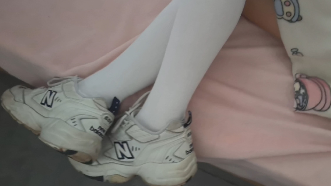 家里有个十八岁睡着了的妹妹.是什么体验？脱了鞋子TK玩极品小嫩脚_绳艺库视频下载