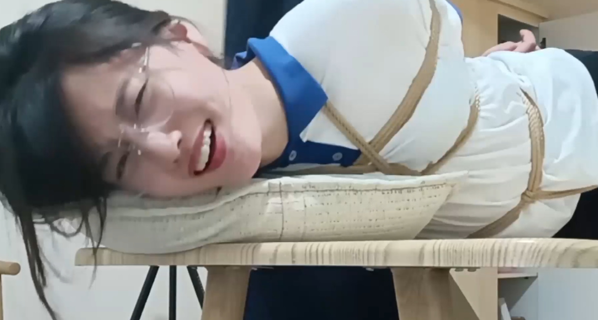 【探花郎】女孩文静的帆布白袜裸足被疯狂TK，口水拉丝_绳艺库视频下载