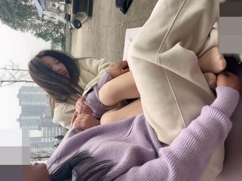 漂亮的女生非常怕痒，肉丝梳子、写字 ，齐上阵_绳艺库视频下载