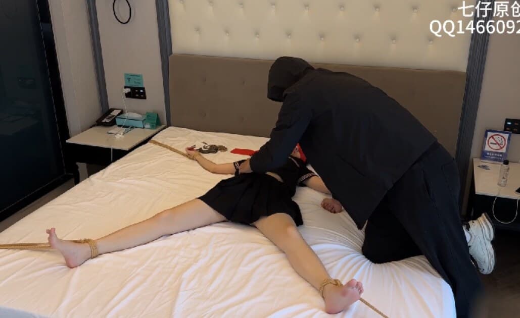 大字绑在床上TK，叫爸爸求饶没用，只能挣扎_绳艺库视频下载