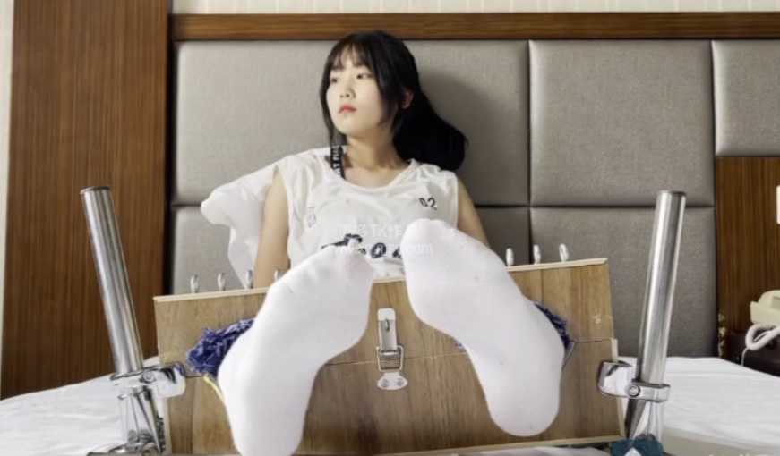 图片[5]_【LT原创】TK白袜小甜美的白嫩裸足，表情销魂_绳艺库视频下载