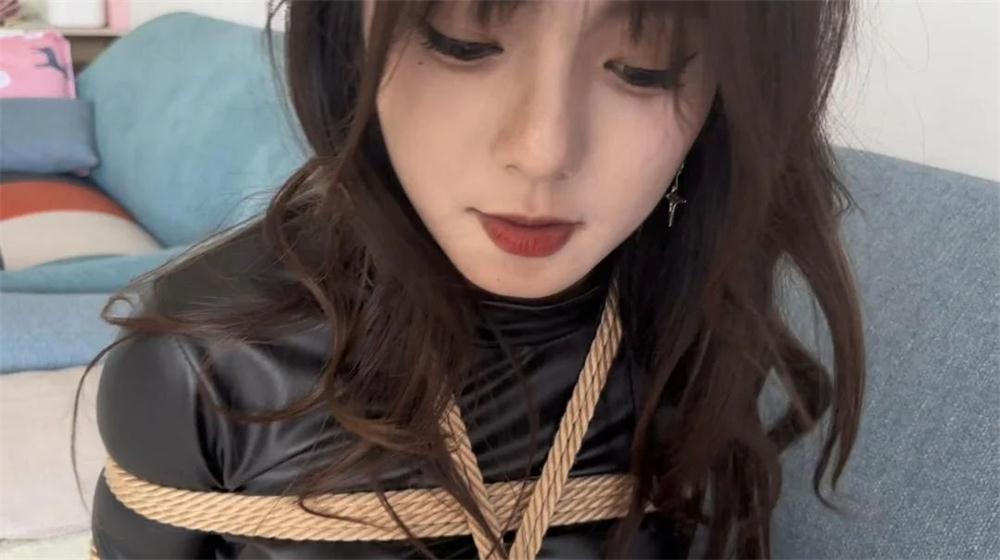 定制 菀沁【美女学姐被劫持】逃跑失败被抓回薄丝tk挣扎_绳艺库视频下载
