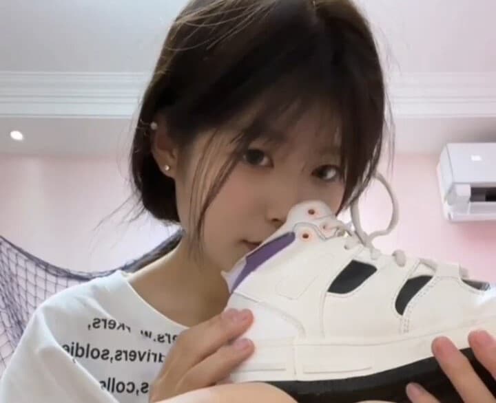 超萌大一萝莉妹子自挠自舔白袜脚心_绳艺库视频下载