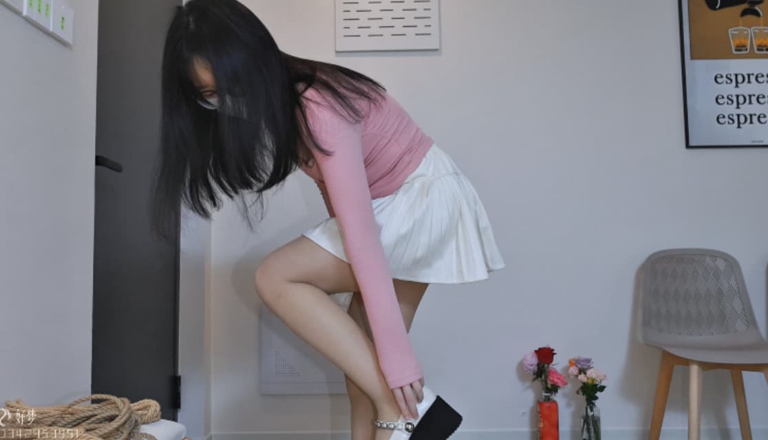 歹徒对19岁妹子的戏弄，紧束的脚趾，深勒玉足TK_绳艺库视频下载