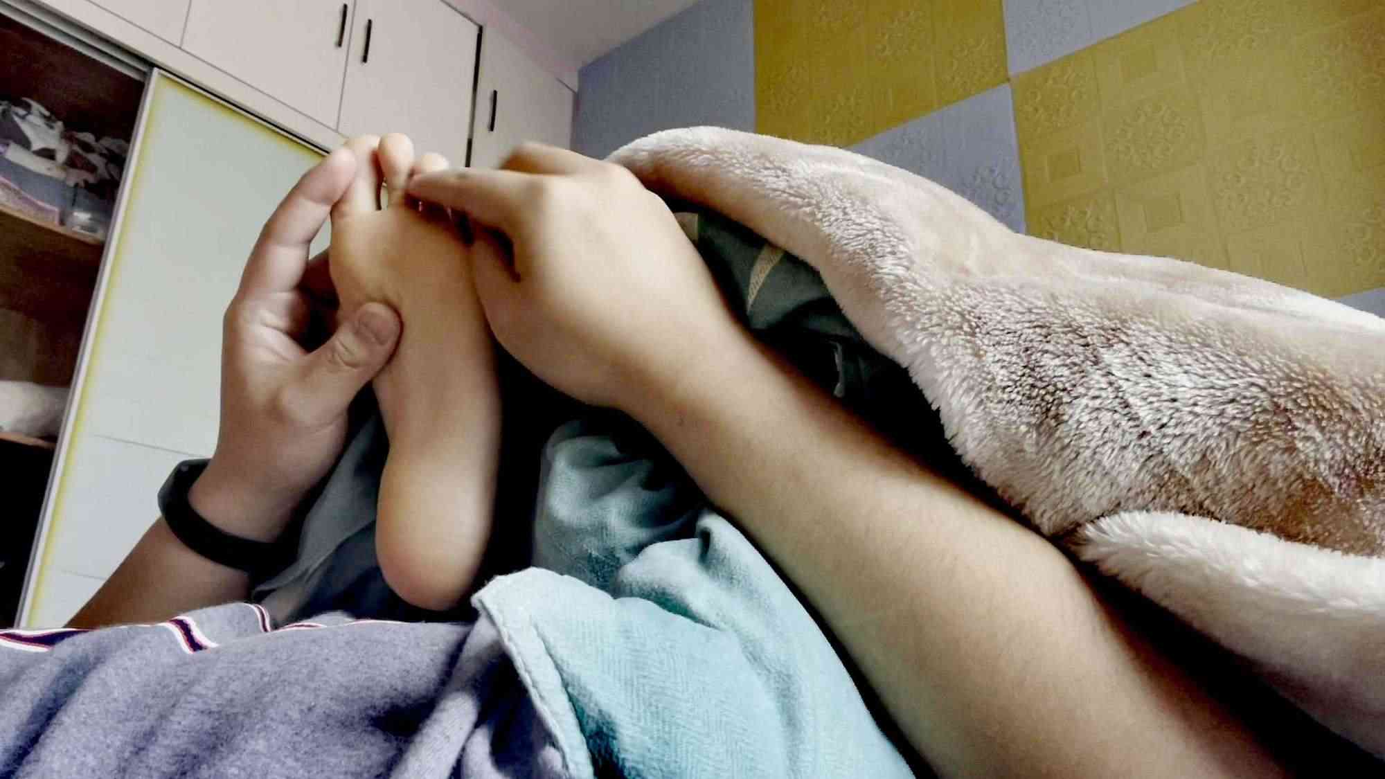 图片[7]_【cc原创】轻挠玩弄被窝里女友35码小嫩脚_绳艺库视频下载