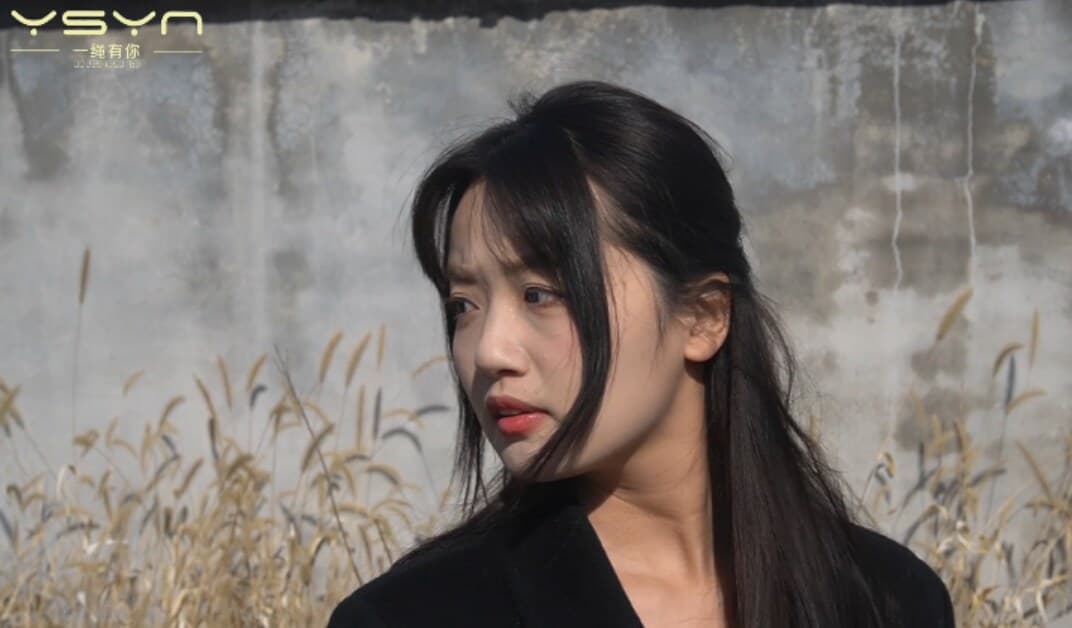 【极度走绳】被人出卖漂亮美女被双手吊起鞭打 旗袍老虎凳捆绑各种打挠脚心_绳艺库视频下载