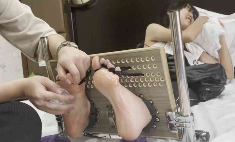 图片[2]_【Cut】可爱小美女被疯狂TK红嫩脚心，表情丰富_绳艺库视频下载