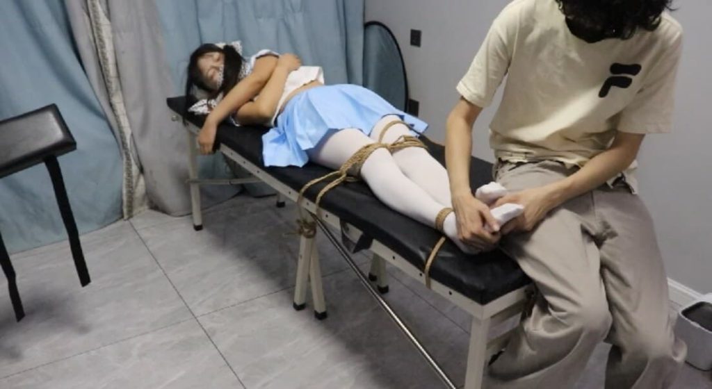 【咕咕1003】【游戏挑战回】捆绑+口球+8层蒙堵时用裸足打王者solo，输了TK惩罚_绳艺库视频下载