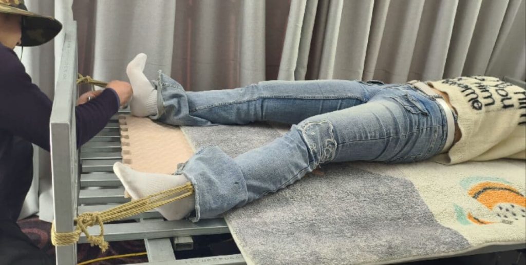 大学生铁床大字捆绑，挠脚心游戏，十字架大字_绳艺库视频下载