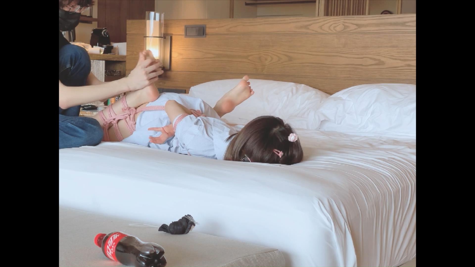 图片[3]_[咕咕精] 清纯萝莉惨遭TK！白丝裸足蒙眼堵嘴驷马紧缚_绳艺库视频下载