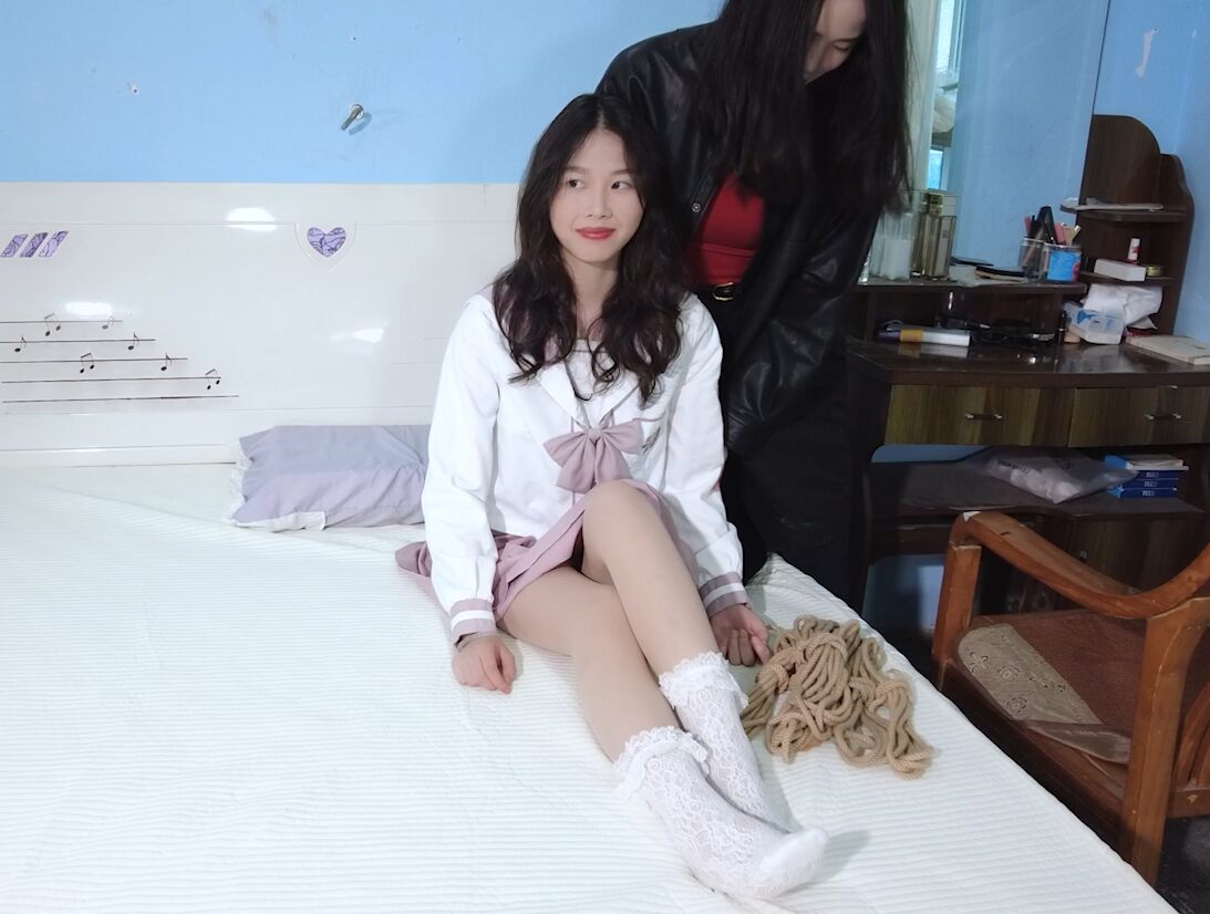 18岁的漂亮乖巧小妹妹！特别敏感被全身挠痒只能不停的挣扎_绳艺库视频下载