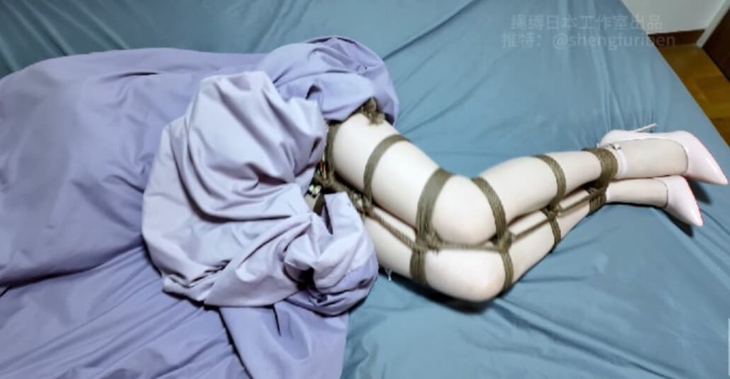 「白兔」「旗袍少女」绑架剧情，逃脱不能，原味丝袜堵嘴啵啵贝失控，全程TK玩弄_绳艺库视频下载